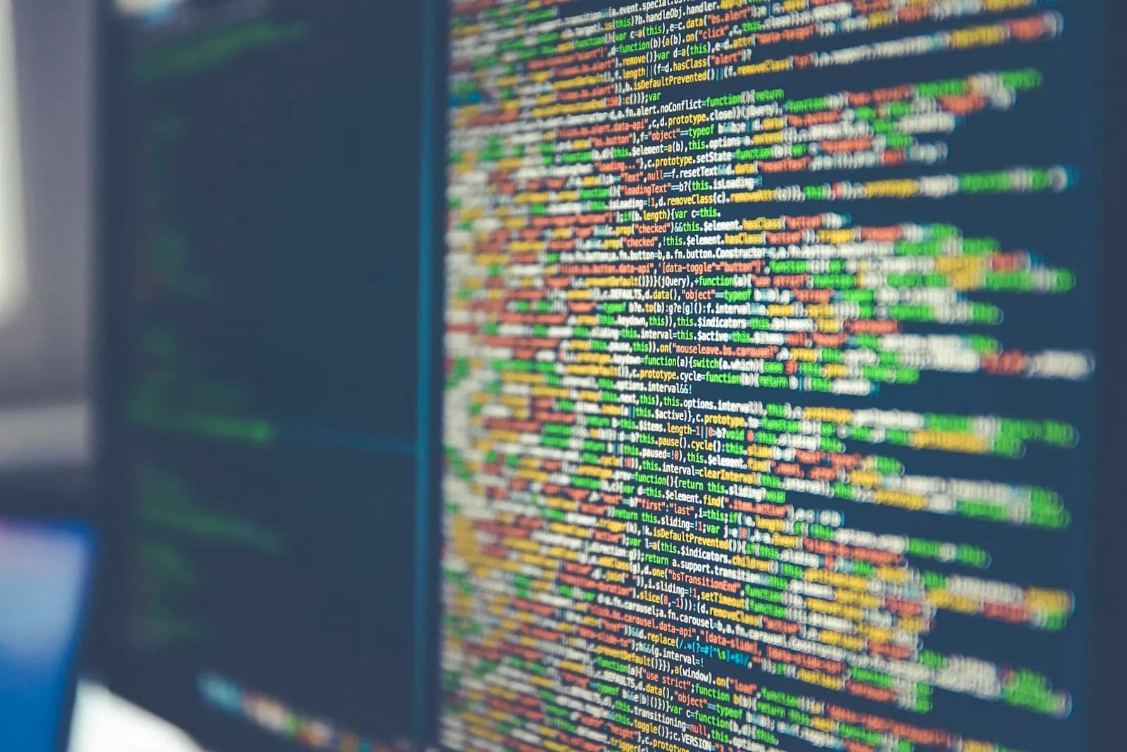 Quellcode in vielen Farben auf einem Bildschirm, nah fotografiert