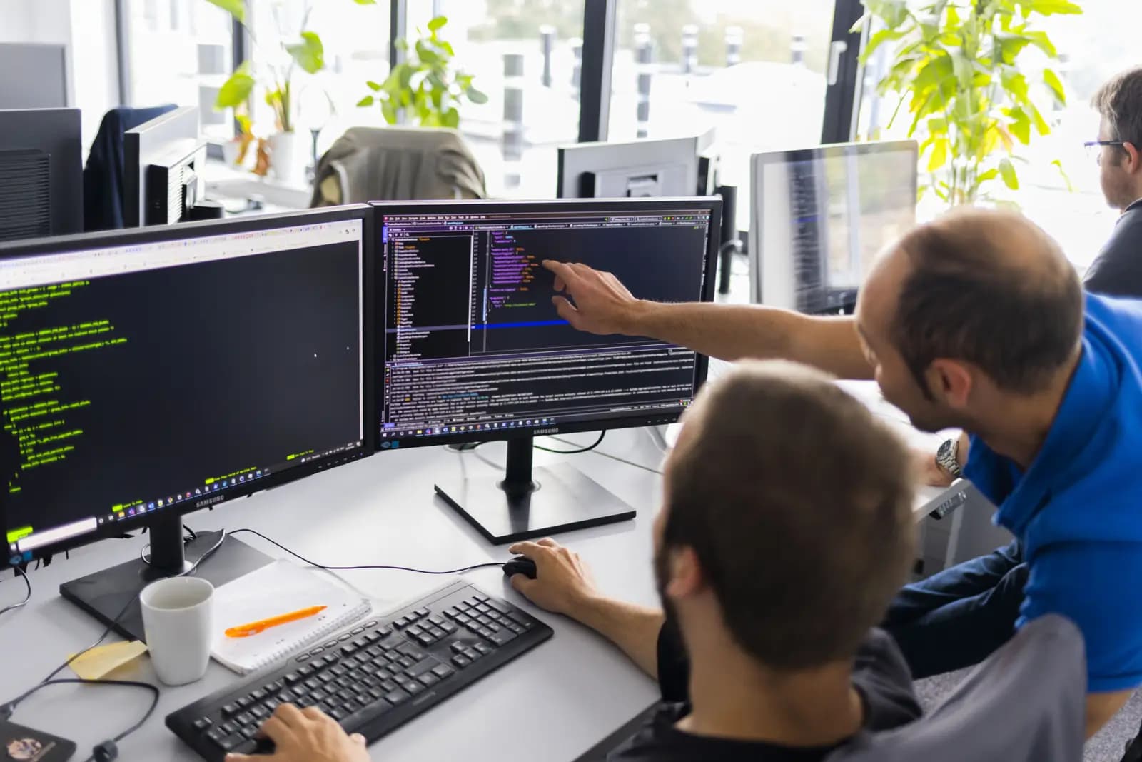 Arbeit an einem Assistenzsystem — Mensch und Bildschirm im Dialog